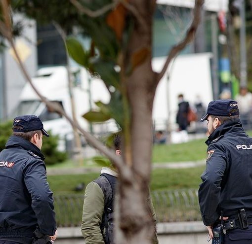 Imagen de dos policías en una identificación