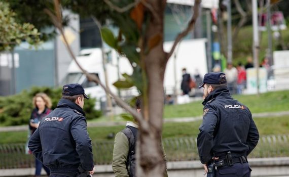 Imagen de dos policías en una identificación