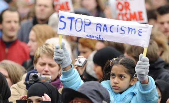 pancarta stop racismo