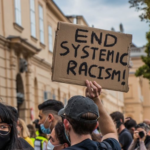 Manifestación con pancartas de Fin del racismo endémico