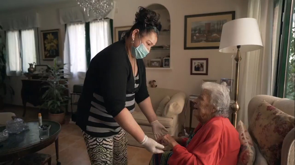 imagen de una mujer cuidando a una anciana