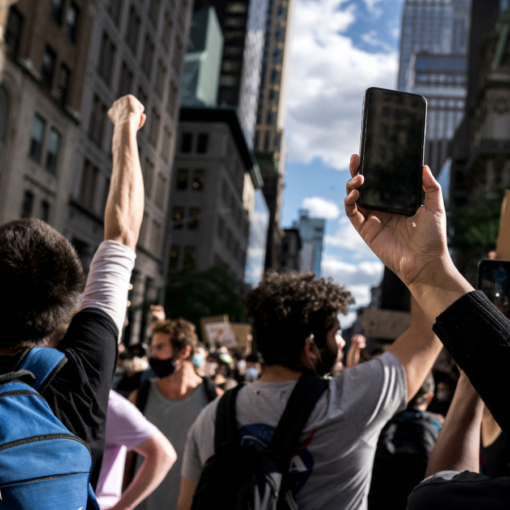 varias personas en una protesta