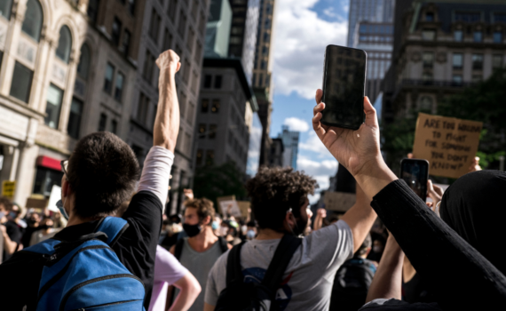 varias personas en una protesta