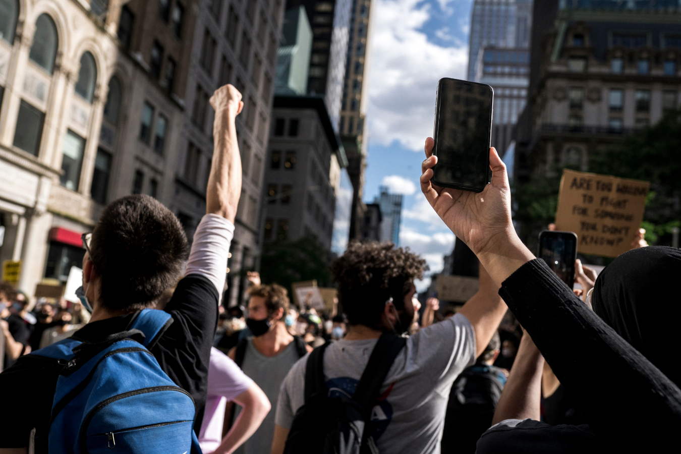 varias personas en una protesta