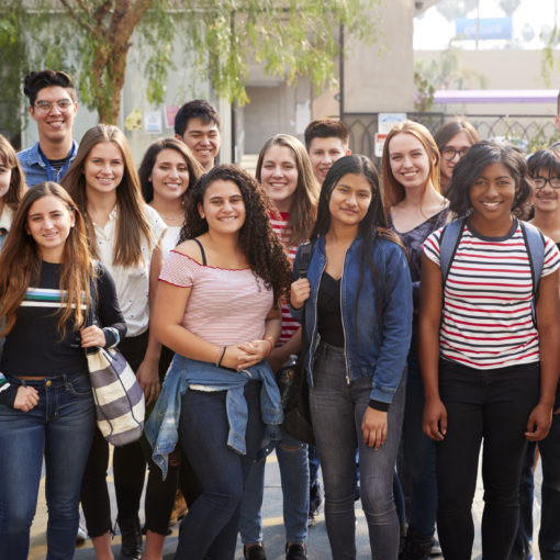 grupo de jóvenes sonrientes