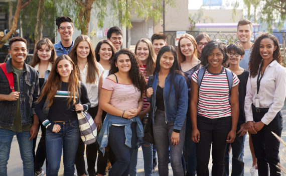 grupo de jóvenes sonrientes