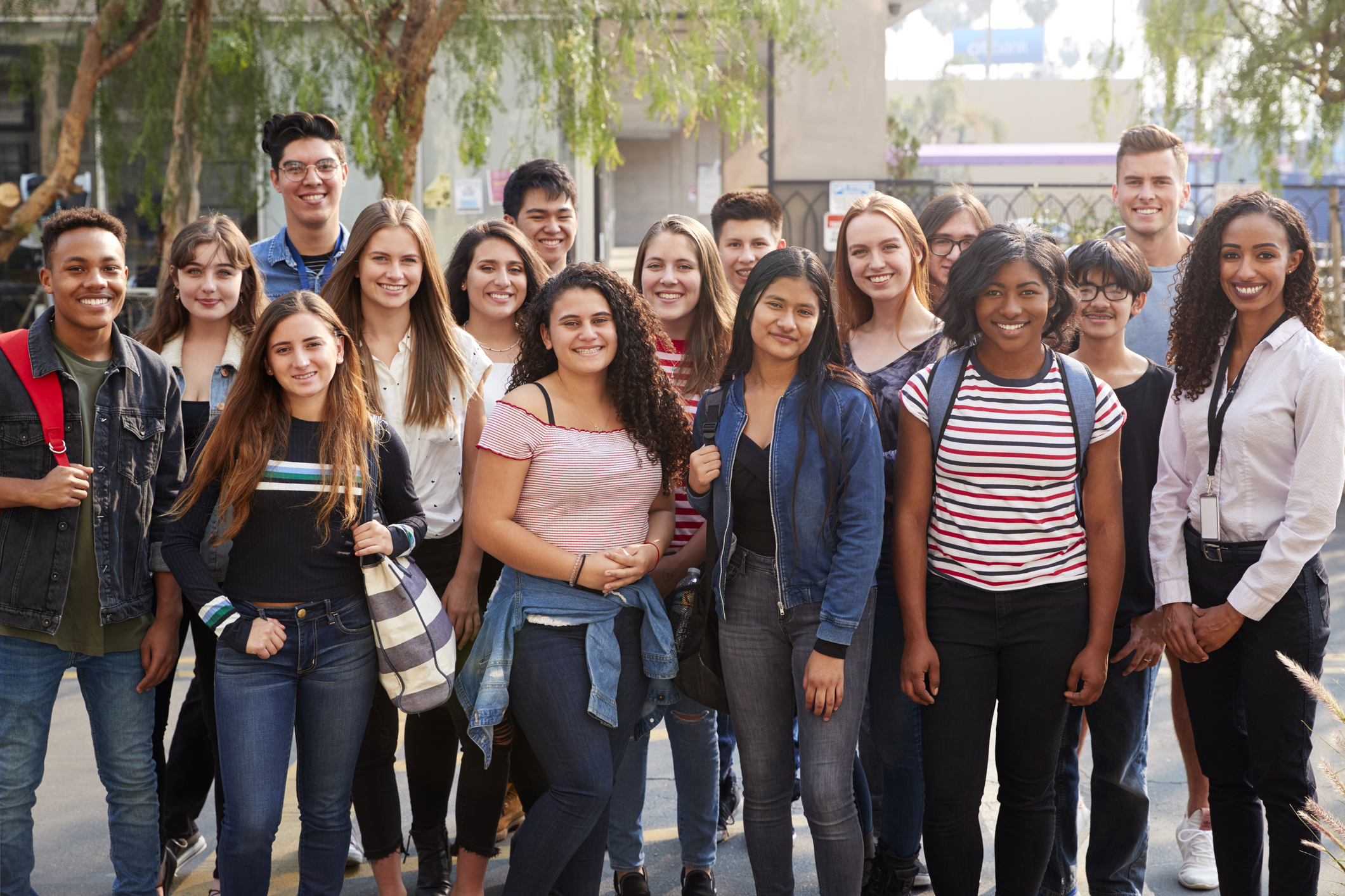 grupo de jóvenes sonrientes