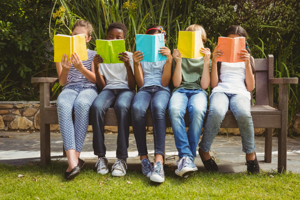 Jóvenes leyendo