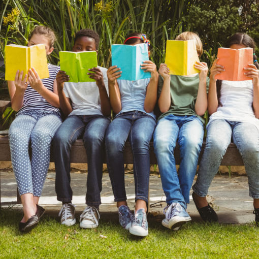 Jóvenes leyendo