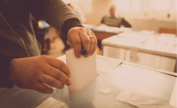 Una persona votando