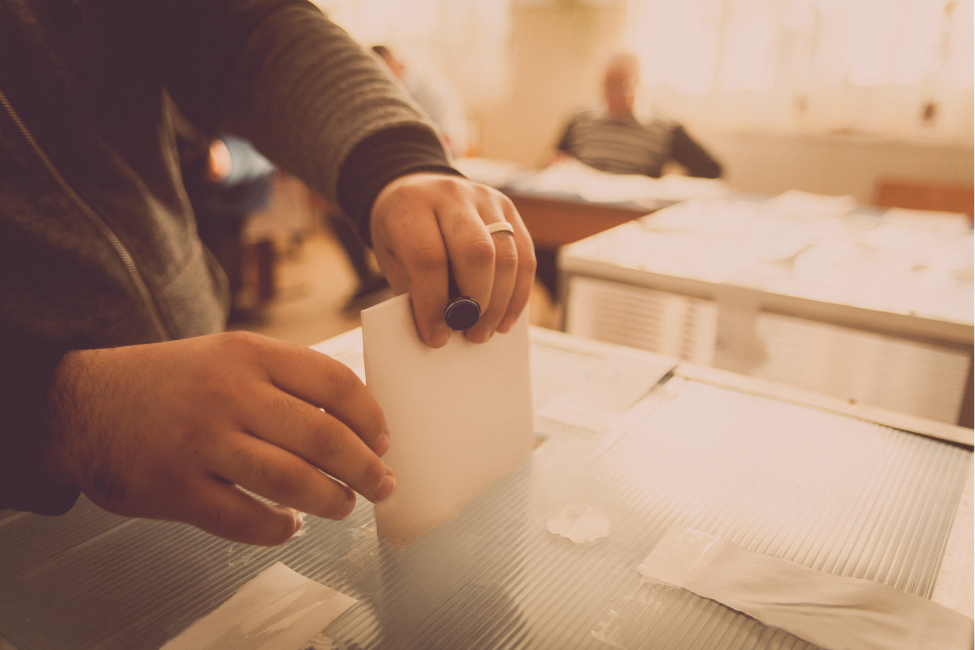 Una persona votando