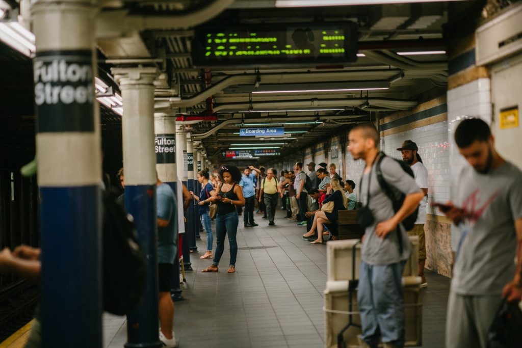 grupo de gente en una estación