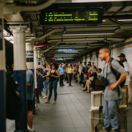 grupo de gente en una estación